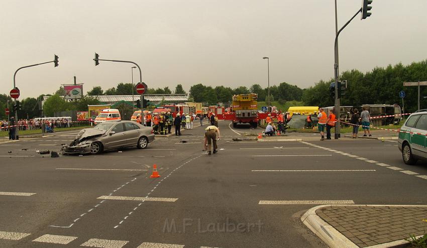 Schwerer Unfall mit Reisebus Lohmar Donrather Dreieck P397.JPG